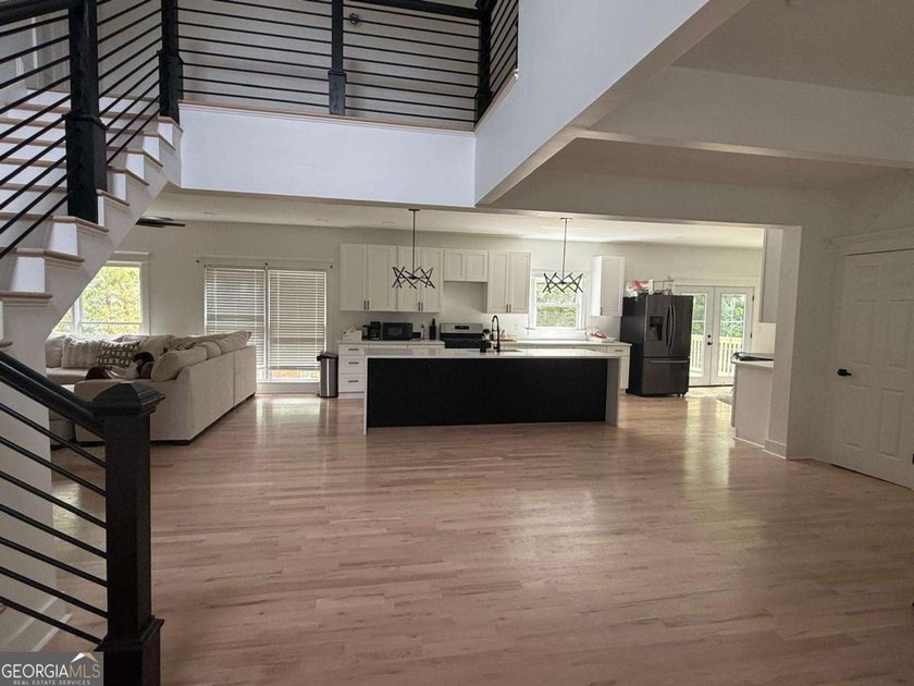 Gorgeous 4 bedroom 2.5 bath traditional style home with stunning - photo 8