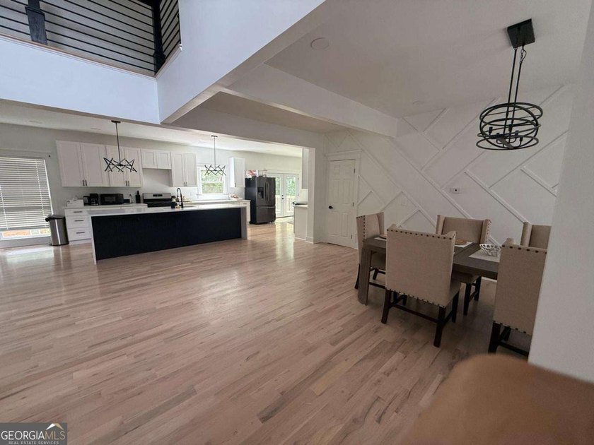 Gorgeous 4 bedroom 2.5 bath traditional style home with stunning - photo 9