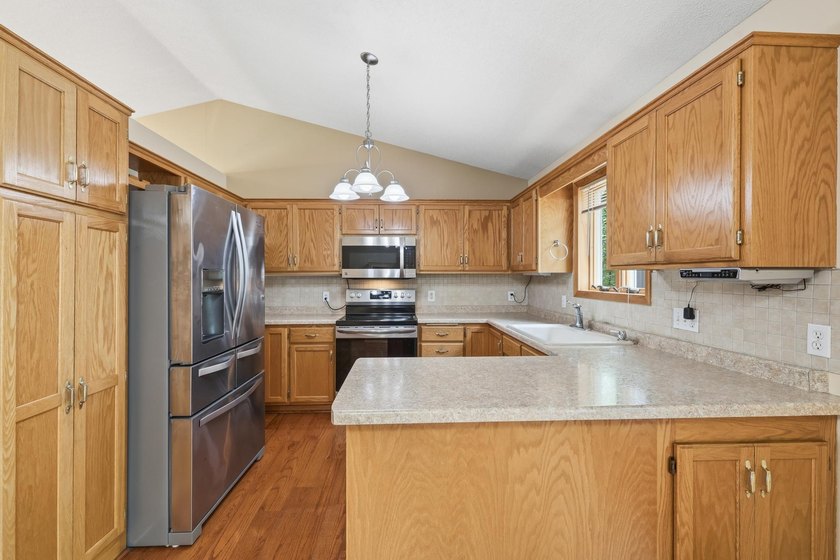 Beautiful Hugo area home now available! The home features 3 - photo 6