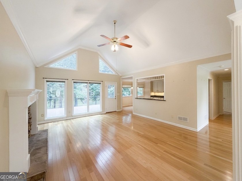 WATERFRONT RETREAT! Where a beautiful lake view and comfortable - photo 4
