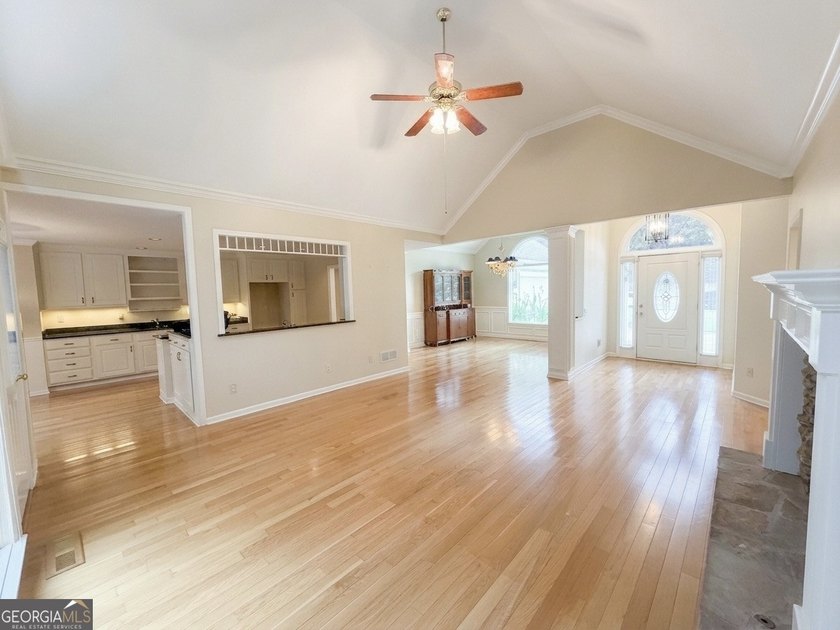 WATERFRONT RETREAT! Where a beautiful lake view and comfortable - photo 6