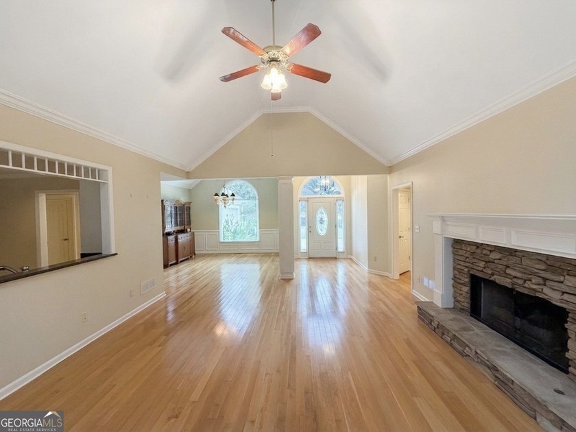 WATERFRONT RETREAT! Where a beautiful lake view and comfortable - photo 7