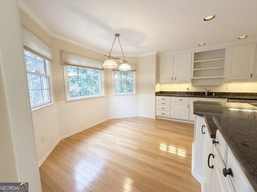 WATERFRONT RETREAT! Where a beautiful lake view and comfortable - photo 9