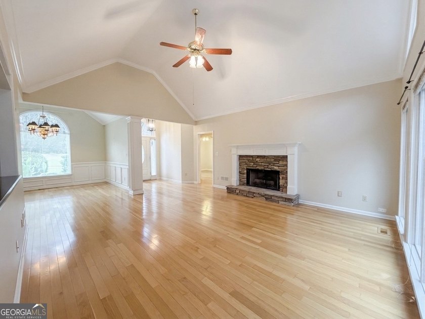 WATERFRONT RETREAT! Where a beautiful lake view and comfortable - photo 10