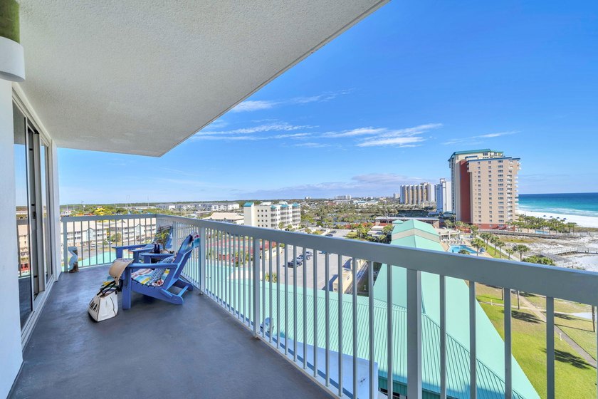Live the Destin lifestyle from this beautifully updated - photo 4