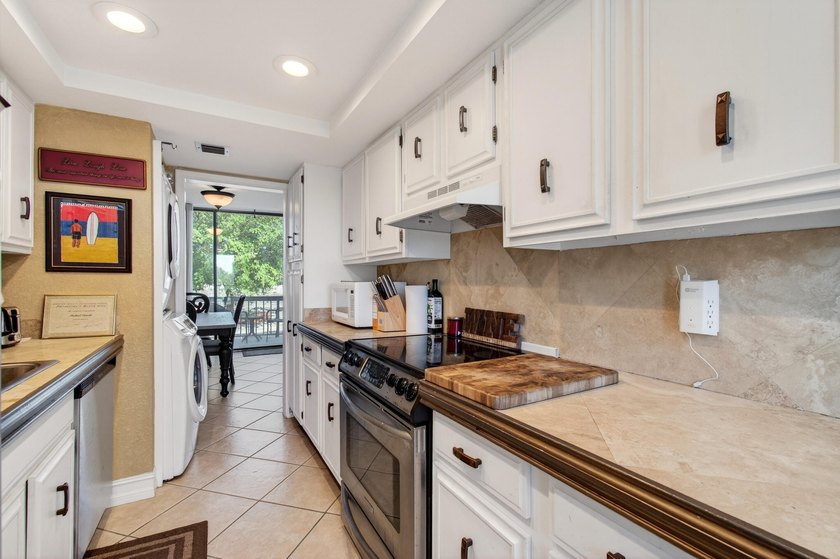 Beautiful upper level townhouse walking distance to the Club - photo 21
