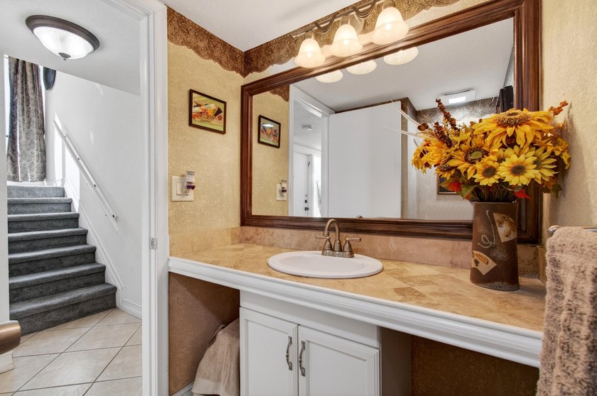 Beautiful upper level townhouse walking distance to the Club - photo 23