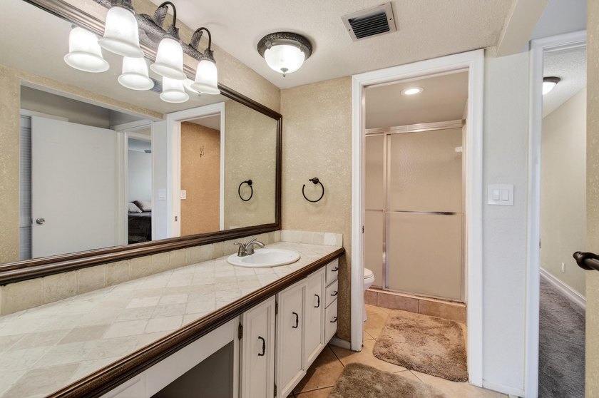 Beautiful upper level townhouse walking distance to the Club - photo 32