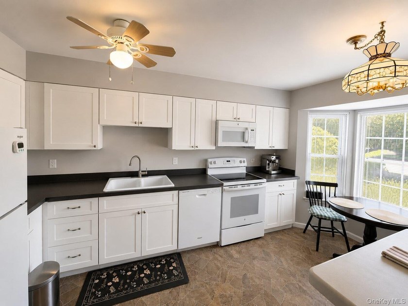 Gorgeous, light, bright, and airy, this immaculate 2-bedroom - photo 4