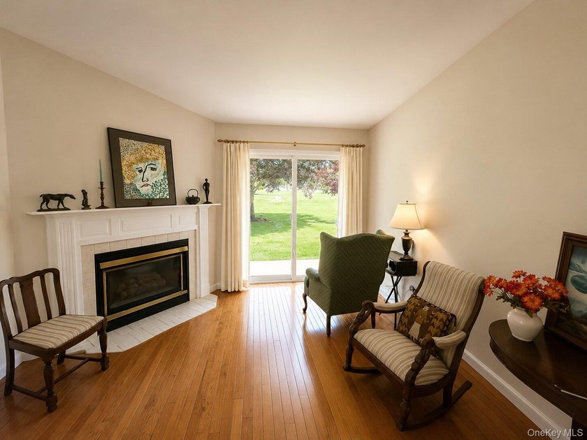 Gorgeous, light, bright, and airy, this immaculate 2-bedroom - photo 5