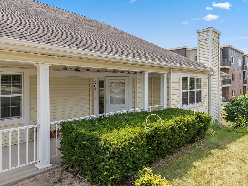 Priced below assessed value! Welcome to this well-maintained - photo 3