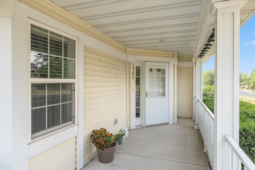 Priced below assessed value! Welcome to this well-maintained - photo 4