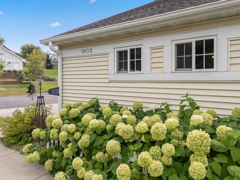 Priced below assessed value! Welcome to this well-maintained - photo 5