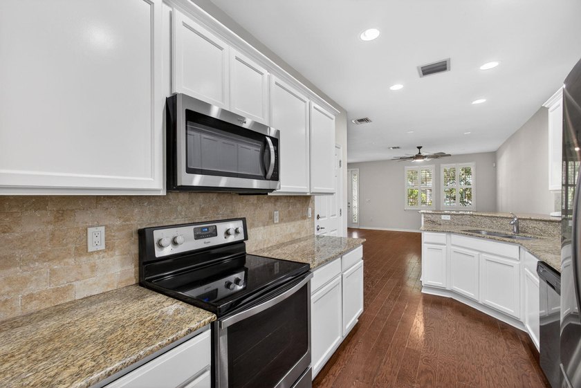 Beautifully updated 3-bedroom, 2.5-bath townhome with a 1-car - photo 12