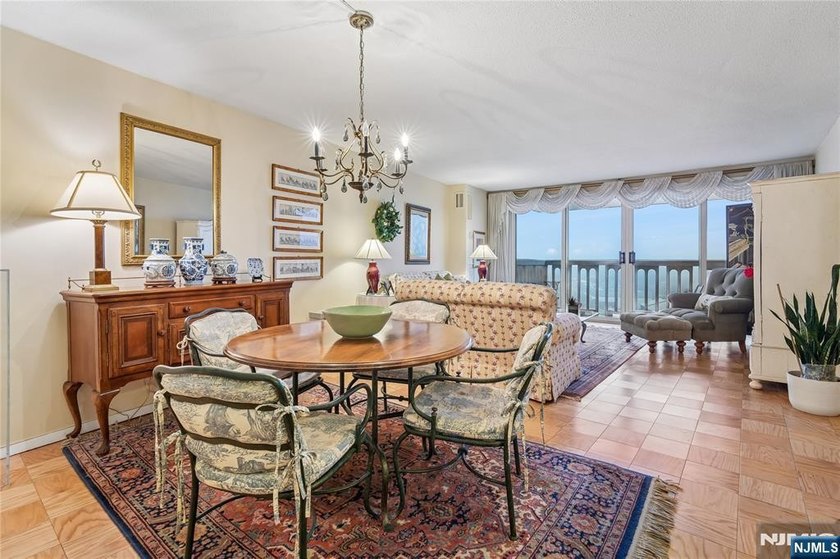 2 BR 2 BATH WARM INVITING U LINE THAT IS APPROX 1030 SQ. FT - photo 5