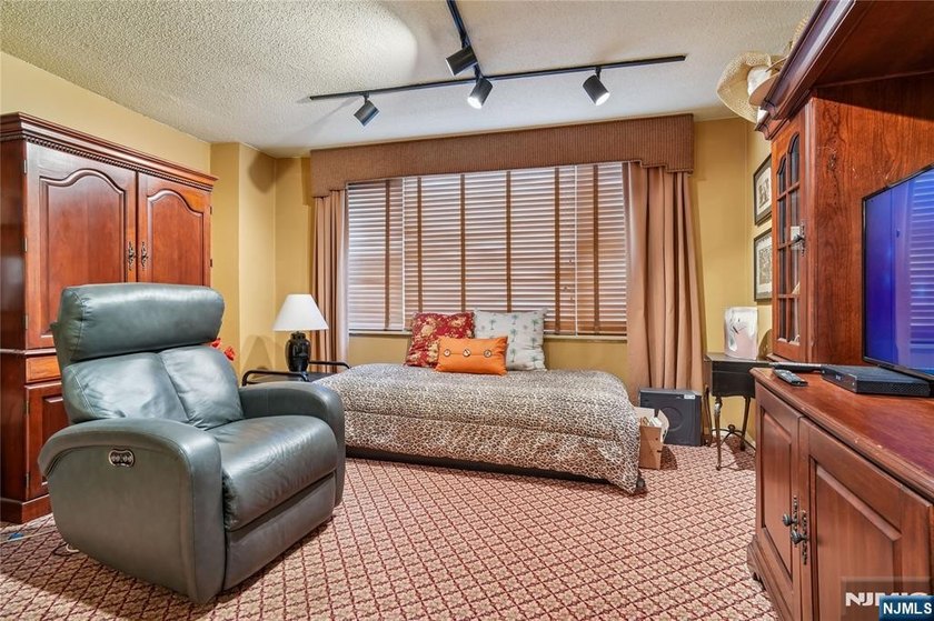 2 BR 2 BATH WARM INVITING U LINE THAT IS APPROX 1030 SQ. FT - photo 8