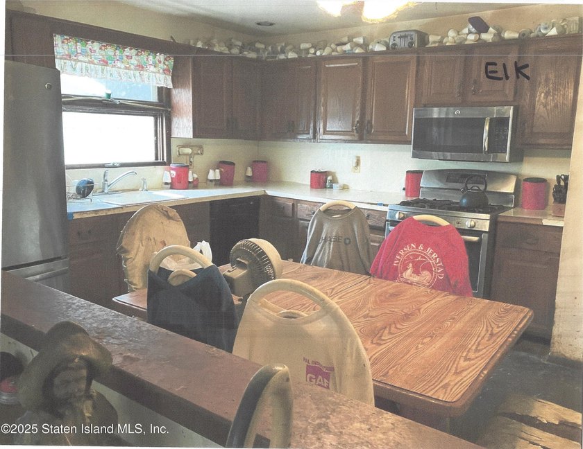 Large 2 family with basement, large yard and in-ground pool - photo 3