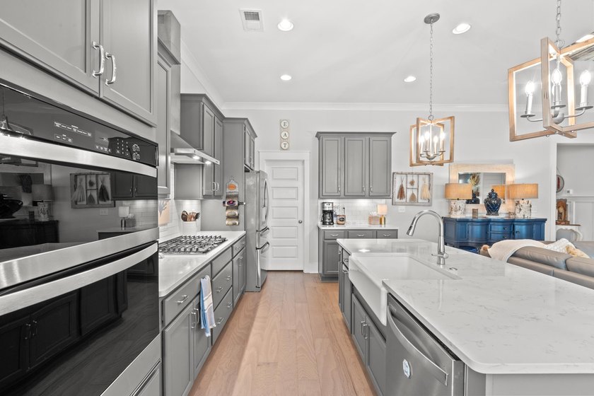Beautifully upgraded 3-bedroom, 2.5-bath home located in the - photo 10
