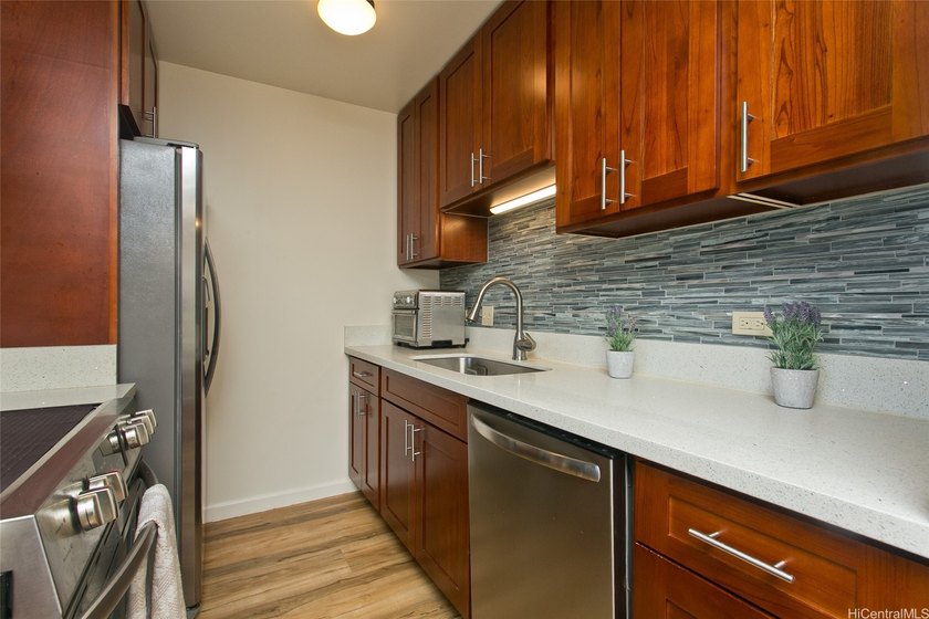 PRICED TO SELL, UNDER TAX ASSESSMENT! Benefit from a VA Loan - photo 4