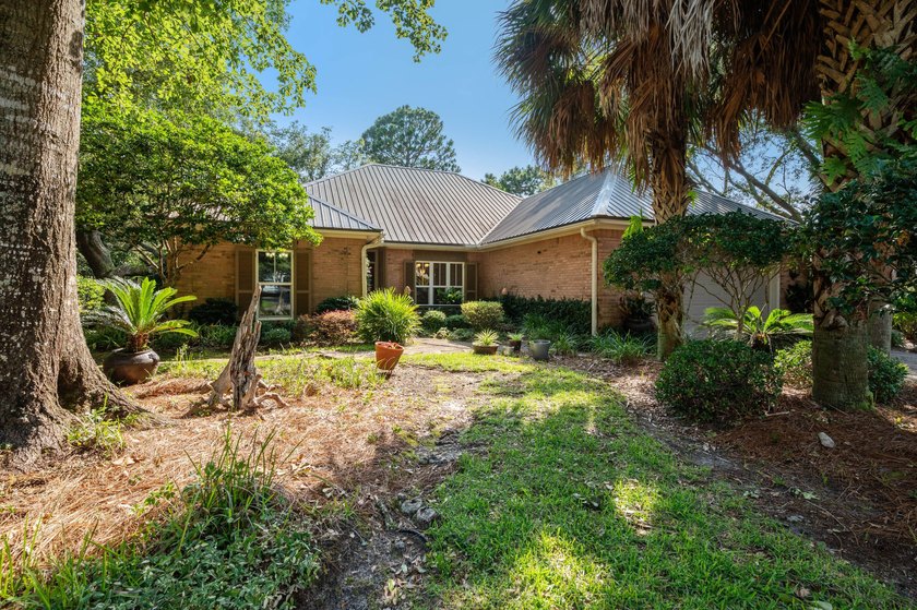 Stunning Lakefront Retreat with Custom Woodwork &amp; Westerly - photo 3