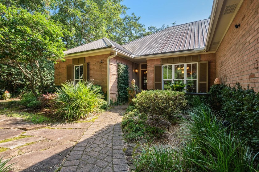 Stunning Lakefront Retreat with Custom Woodwork &amp; Westerly - photo 8