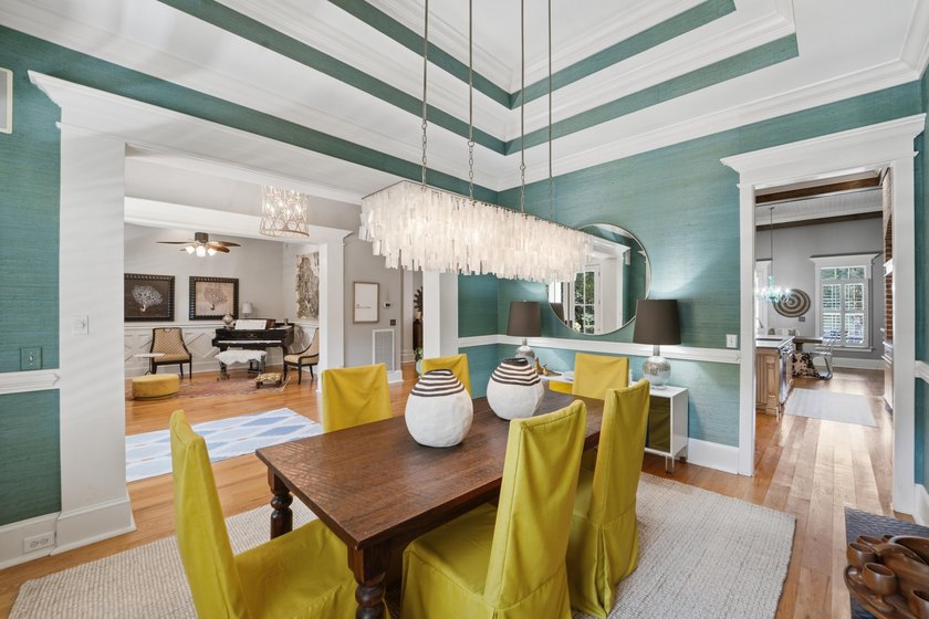 Welcome to this stunning custom-built 6-bedroom, 5.5 bathroom - photo 21