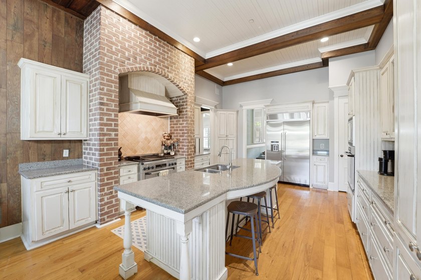 Welcome to this stunning custom-built 6-bedroom, 5.5 bathroom - photo 25