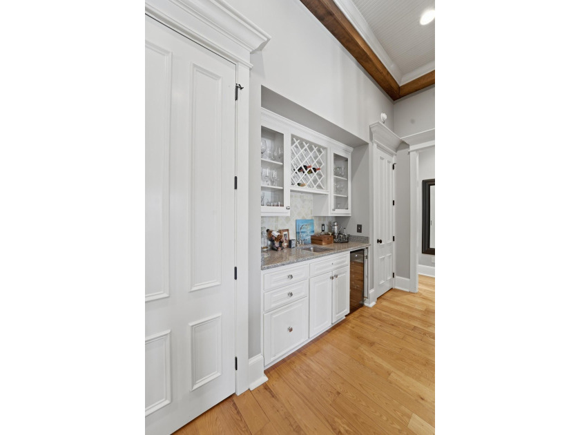 Welcome to this stunning custom-built 6-bedroom, 5.5 bathroom - photo 28