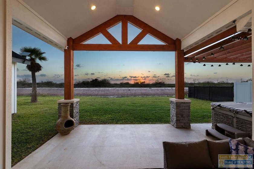 YOUR LUXURY RETREAT AWAITS - MOTIVATED SELLERS! Experience - photo 2