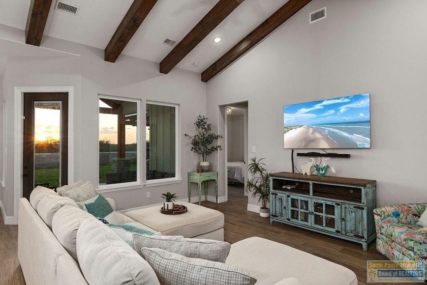 YOUR LUXURY RETREAT AWAITS - MOTIVATED SELLERS! Experience - photo 5