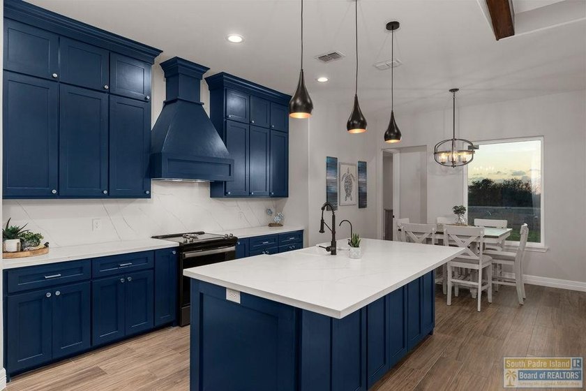 YOUR LUXURY RETREAT AWAITS - MOTIVATED SELLERS! Experience - photo 9