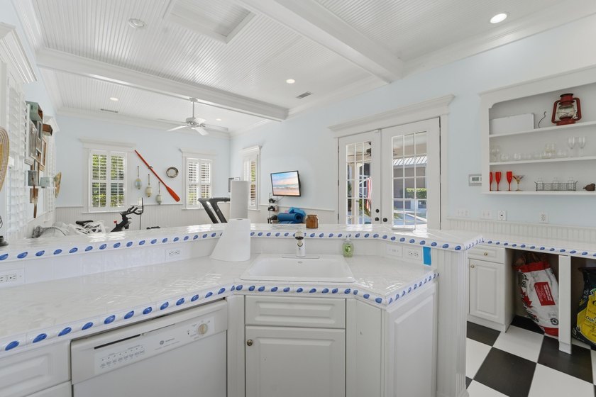 Welcome to this stunning custom-built 6-bedroom, 5.5 bathroom - photo 42