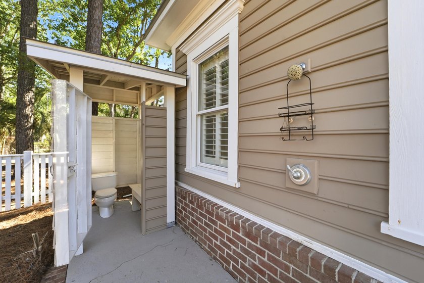 Welcome to this stunning custom-built 6-bedroom, 5.5 bathroom - photo 45
