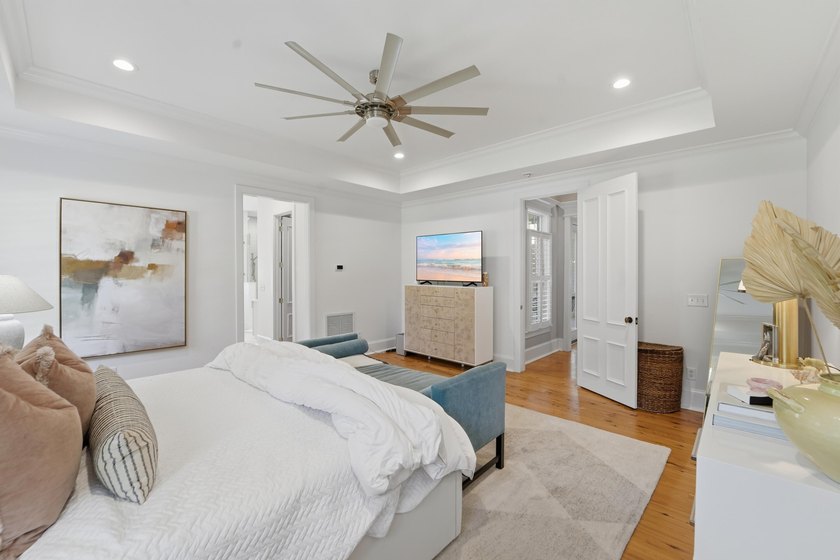 Welcome to this stunning custom-built 6-bedroom, 5.5 bathroom - photo 47