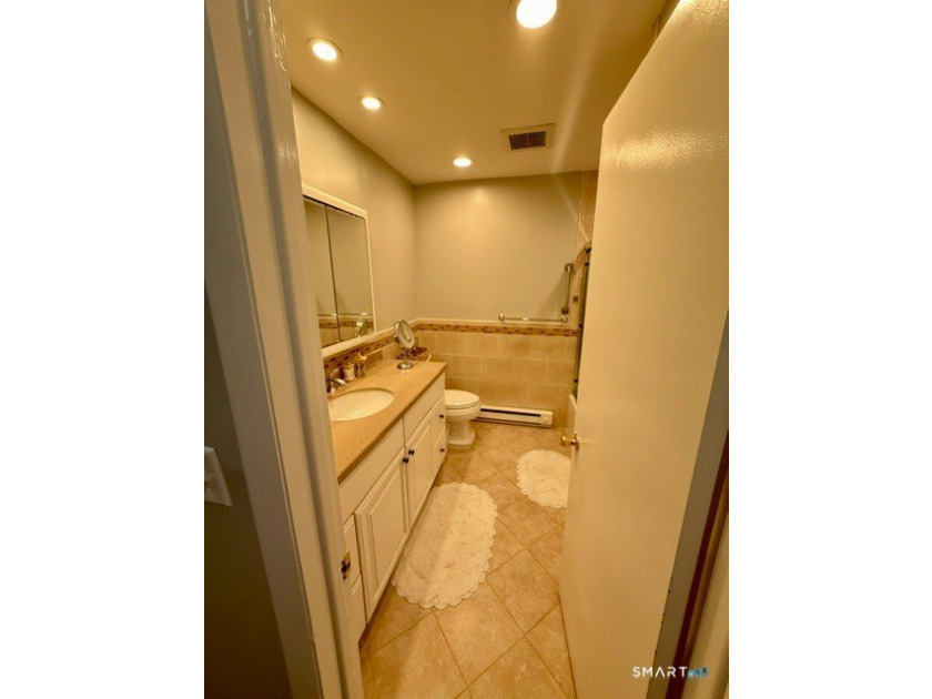 Beautifully updated 2bedroom, 1.5bath unit located in the rear - photo 27