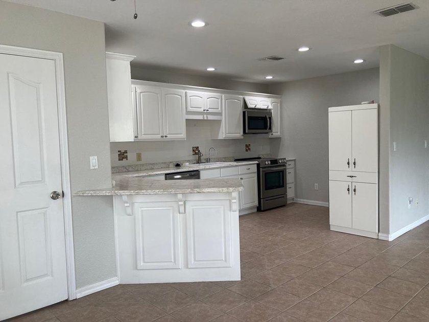 Schedule your tour of this open concept, well maintained &amp; - photo 7