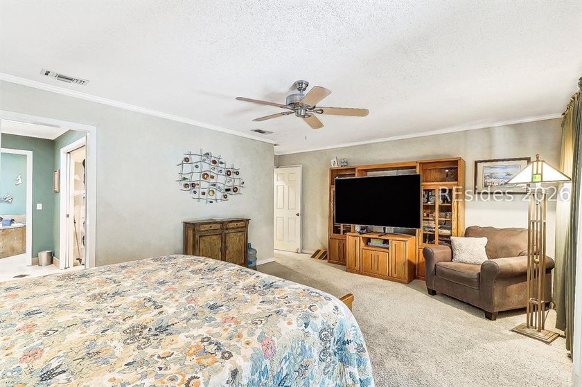 Exceptional value on superbly maintained residence with spacious - photo 30