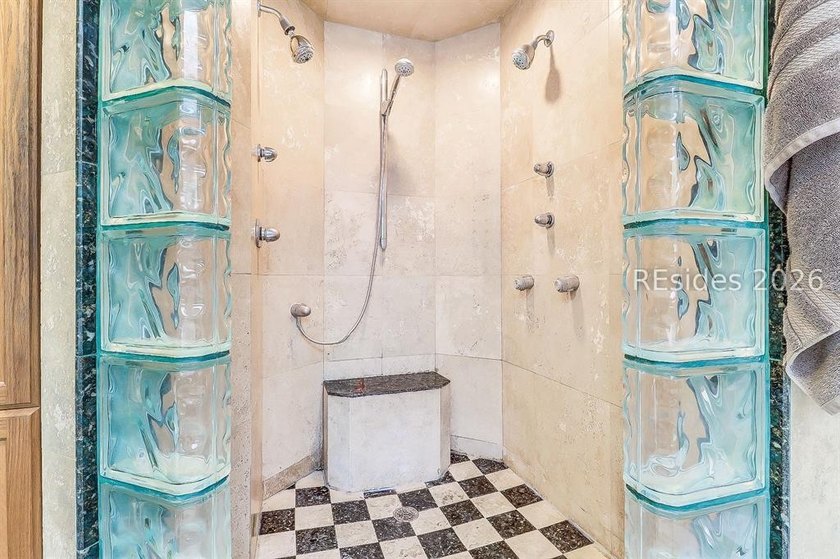 Exceptional value on superbly maintained residence with spacious - photo 38
