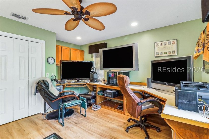 Exceptional value on superbly maintained residence with spacious - photo 44