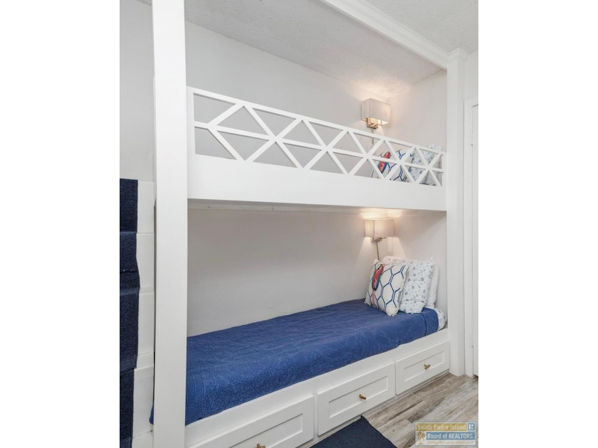 ON THE BEACH! Nicely remodeled 2 bedroom 2 bath furnished condo - photo 3