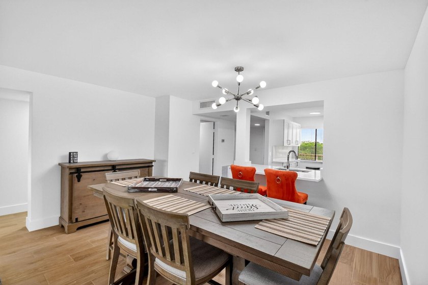 Beautifully updated and COMPLETELY FURNISHED 2-bedroom, 2-bath - photo 12