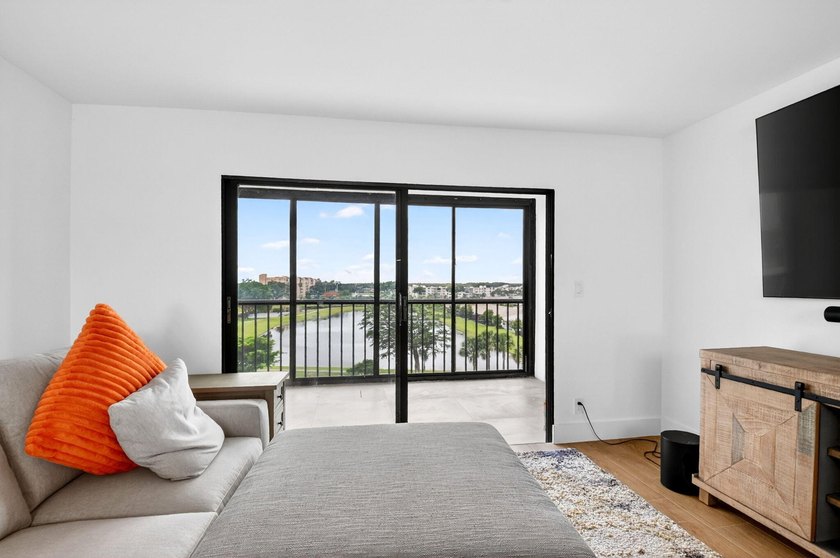Beautifully updated and COMPLETELY FURNISHED 2-bedroom, 2-bath - photo 16