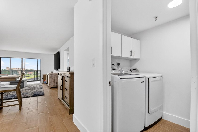 Beautifully updated and COMPLETELY FURNISHED 2-bedroom, 2-bath - photo 22