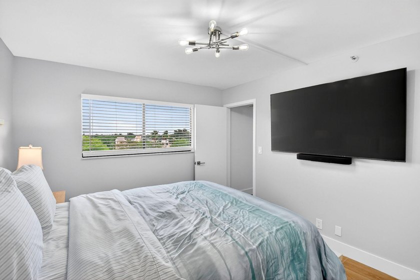Beautifully updated and COMPLETELY FURNISHED 2-bedroom, 2-bath - photo 24