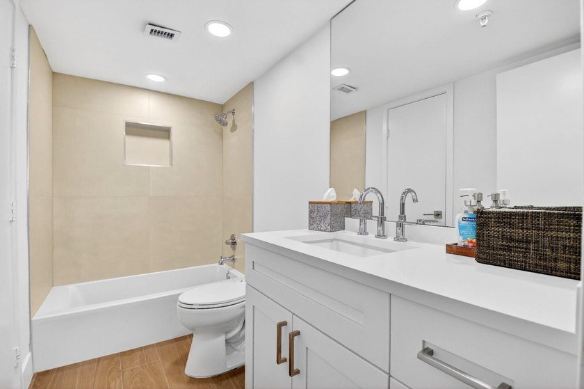 Beautifully updated and COMPLETELY FURNISHED 2-bedroom, 2-bath - photo 25