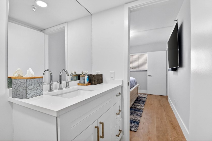 Beautifully updated and COMPLETELY FURNISHED 2-bedroom, 2-bath - photo 26
