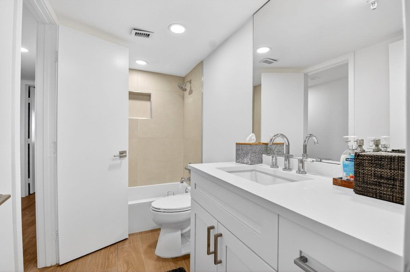 Beautifully updated and COMPLETELY FURNISHED 2-bedroom, 2-bath - photo 27