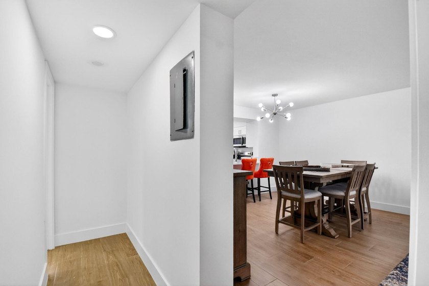 Beautifully updated and COMPLETELY FURNISHED 2-bedroom, 2-bath - photo 29