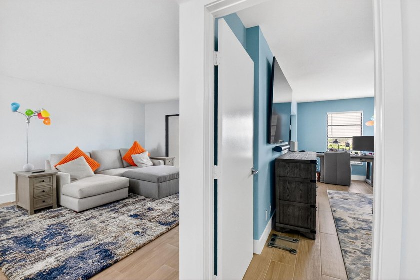 Beautifully updated and COMPLETELY FURNISHED 2-bedroom, 2-bath - photo 30