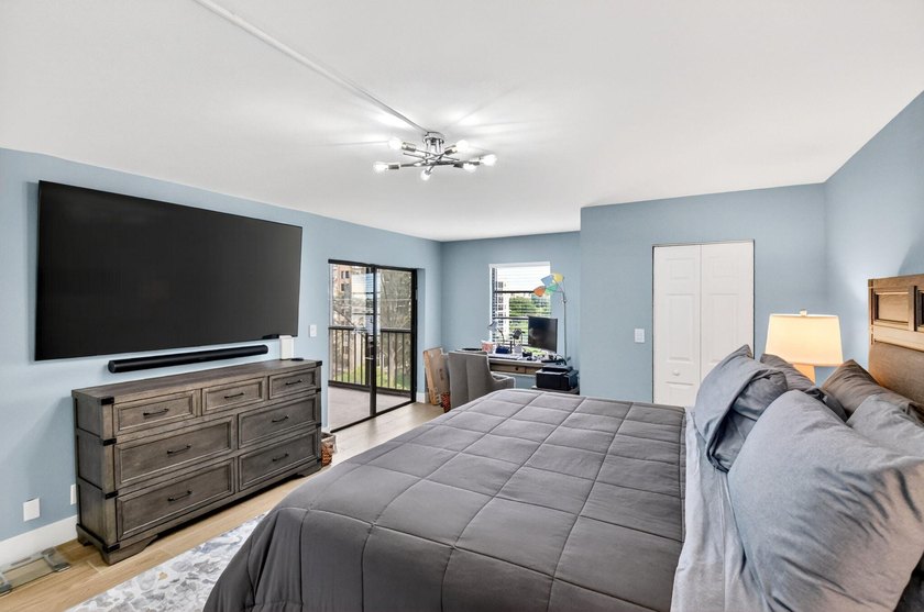 Beautifully updated and COMPLETELY FURNISHED 2-bedroom, 2-bath - photo 32